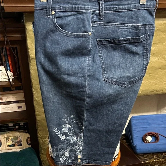 Gloria Vanderbilt Denim Blue Floral Shorts - Picture 4 of 9